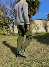 Bombacha de campo de pana de algodón verde militar, con cierre reforzado, botón de madera y diseño tradicional.