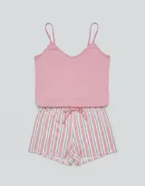 Pijama compuesto por una musculosa rosa de breteles finos y un pantalón a rayas verticales en tonos rosados, blancos y oscuros, con lazo ajustable en la cintura.