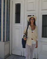 Pantalón de red calado color blanco, estilo playero, con cordón ajustable en la cintura.