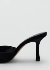 Sandalia destalonada de tacón fino, confeccionada en tejido de terciopelo negro, con diseño de tira frontal y puntera abierta.