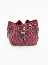 Cartera tipo bucket bag de color rojo, completamente cubierta de strass plateado. Presenta un cierre de cordón ajustable con cadena metálica plateada y una correa larga de cadena para llevar al hombro o cruzada.