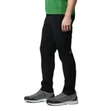 Pantalón de senderismo Columbia para hombre, color negro, con tecnología repelente al agua Omni-SHIELD. Presenta tejido elástico en cuatro direcciones, pernera recta, cinturón integrado, bolsillos laterales con cremallera y bolsillo cargo de seguridad con cremallera.