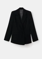 Blazer de terciopelo negro con cuello de solapa, cierre cruzado con botones, bolsillos con solapa en la parte frontal y mangas largas.
