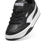 Championes urbanos Puma modelo Park Lifestyle, color negro con la icónica franja lateral en blanco. Presentan una silueta de corte bajo con capellada de cuero sintético texturizado, entresuela blanca y suela de goma resistente.