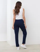 Pantalón jogger de algodón color azul marino, con pretina elastizada y diseño cómodo de corte recto.