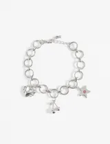 Pulsera plateada de eslabones grandes con cierre de mosquetón y cadena de alargue. Incluye dijes colgantes de corazón, cerezas y estrella con strass rosa.