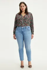 Jeans de corte skinny con tiro medio, confeccionados en denim de lavado medio claro. Presentan diseño de cinco bolsillos, cierre frontal con botón y cremallera, y costuras reforzadas.