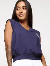 Musculosa azul marino con cuello en V y logo bordado en el pecho.