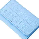 Billetera celeste con textura de conchas marinas y logo Rip Curl en relieve.
