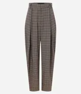 Pantalón de vestir de corte barrel, tiro alto con pliegues delanteros y pierna ancha, confeccionado en tejido con estampado de cuadros en tonos marrones y rojizos.