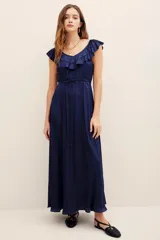 Vestido largo color azul marino con escote redondo, volados en el pecho y mangas cortas con volados. Cuenta con cordón ajustable en la cintura y falda larga fluida.