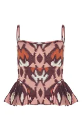 Top de punto Le Lis Blanc con tirantes finos, escote recto, ajuste ceñido al cuerpo y diseño con peplum en la parte inferior. Presenta un estampado geométrico en tonos rosado, marrón y beige.