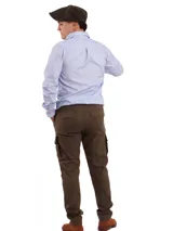 Pantalón cargo color beige, de corte chupín, con bolsillos laterales y traseros con solapa. Confeccionado en algodón con spandex.