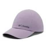 Gorra técnica Columbia modelo Silver Ridge IV Ball, color violeta, con tecnología Omni-Shield y Omni-Wick para repeler líquidos y absorber la humedad. Cuenta con perforaciones láser para mayor transpirabilidad y cierre posterior ajustable con velcro.