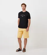 Bermuda de sarga color amarillo, de corte recto, con bolsillos laterales y traseros.