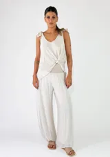 Pantalón largo amplio de viscosa, de corte fluido con cintura elástica ancha.