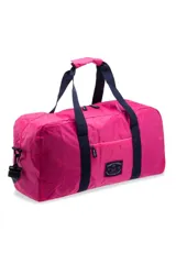 Bolso de viaje plegable de color fucsia, con asas de mano y tiras en color azul marino. Cuenta con un compartimento principal con cierre, un bolsillo frontal con cierre y parche bordado de la marca Legacy Woman Co., además de correa ajustable y desmontable.