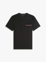 Remera de manga corta color negro, de corte regular fit y cuello redondo. Cuenta con un bolsillo en el pecho adornado con una cinta distintiva de líneas roja, blanca y azul.
