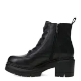 Botas de cuero negro con diseño acordonado, caña media y suela track con taco cuadrado.