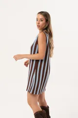 Vestido corto tejido con escote bote y mangas sisa, a rayas verticales color celeste y marrón.