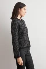 Cardigan de punto con estampado animal print en tonos gris oscuro y negro, con cuello redondo, cierre frontal de botones y mangas largas.