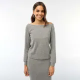 Camiseta de punto de manga larga en color gris, con escote tipo Bardot que deja los hombros al descubierto y corte recto.