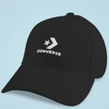 Gorra tipo baseball Converse color negro con logo bordado en blanco en el frente.