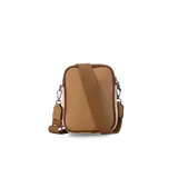 Phone bag color marrón claro con laterales beige, bolsillo frontal con cierre y tirador con flecos. Tiene espacio para celular y billetera, y correa de galón regulable y desmontable.