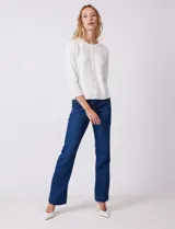 Cardigan de tejido fino en color gris, con cuello redondo, cierre frontal con botones y mangas tres cuartos.