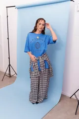 Remeron negro de corte oversize con estampa frontal en color blanco que incluye la palabra Uruguay, el escudo nacional y coordenadas geográficas.