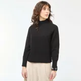 Sweater de punto color negro con cuello alto y mangas largas con puños acanalados.