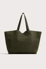 Bolso tipo shopper de cuero con acabado en serraje, color verde oscuro. Cuenta con un compartimento principal amplio, un bolsillo interior con cierre de cremallera y dos asas de mano.