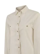 Blusa de manga larga color beige de la marca RKF, con cuello camisero, cierre frontal con botones y dos bolsillos con solapa en el pecho.