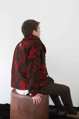 Cardigan de paño de lana con diseño de inspiración navajo en colores negro y azul. Presenta cuello smoking, cierre frontal con botones de guampa, bolsillos delanteros y puños con botón.