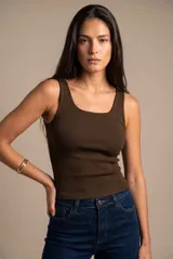 Top musculosa de algodón peinado con elastano, color marrón, de corte ajustado al cuerpo y escote redondo.