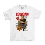 Remera blanca de algodón con estampa frontal ilustrada de Anthony Bourdain comiendo fideos, con el texto 'Bourdain' en rojo y 'Flavors of the World' en un sello rojo.