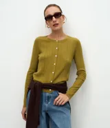 Cardigan de punto canelado color verde oliva, con cuello redondo, manga larga y cierre frontal abotonado.