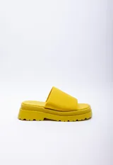 Sandalia amarilla con tira ancha sobre el empeine y plataforma de 5 cm de alto.