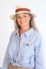 Sombrero de algodón tejido estilo fedora, color mostaza, con cinta de cuero marrón decorativa alrededor de la copa.