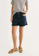 Short de jean de tiro medio, color azul oscuro, con diseño de corte curvo en los laterales y bolsillos frontales.