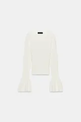 Jersey de punto pointelle color blanco, con cuello redondo y mangas largas acabadas en evasé.