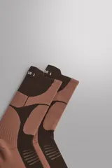 Pack de dos pares de medias deportivas de caña media, en combinación de tonos marrón y tostado con diseño geométrico y líneas reflectantes en el empeine.