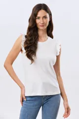 Remera lisa de algodón color beige, sin mangas, con detalles de volados en los hombros y cuello redondo.