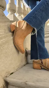 Botas cortas de cuero color blanco marfil con punta fina texturizada estilo reptil y taco cuadrado de madera de 6 cm.