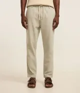 Pantalón masculino de corte relajado confeccionado en tejido oxford de algodón. Presenta cintura con trabillas y lazo ajustable, bolsillos laterales y traseros.