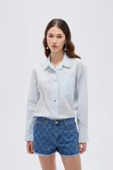 Short de jean azul con tiro alto, calce recto, bolsillos, diseño acolchado con rombos pespuntados y terminación desmechada en las piernas.