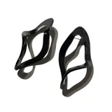 Par de aros colgantes con forma abstracta irregular, color negro brillante.