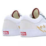Championes Vans modelo Old Skool Bolt, de diseño clásico con capellada de cuero y gamuza. Presenta un detalle de rayo en relieve sobre la suela lateral, cordones oscuros y detalles en contraste en la lengüeta y el borde superior.
