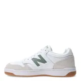 Championes urbanos New Balance modelo 480 Court, de diseño retro inspirado en el básquet. Presentan una base de cuero blanco con detalles en verde oliva en el logo lateral y la lengüeta, además de refuerzos de gamuza en tono gris claro en la puntera y el talón. Cuentan con suela de goma color caramelo y cierre mediante cordones.