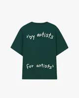 Remera Nude Project verde oscuro de corte relaxed fit con estampa en la espalda con la frase "by artists for artists".